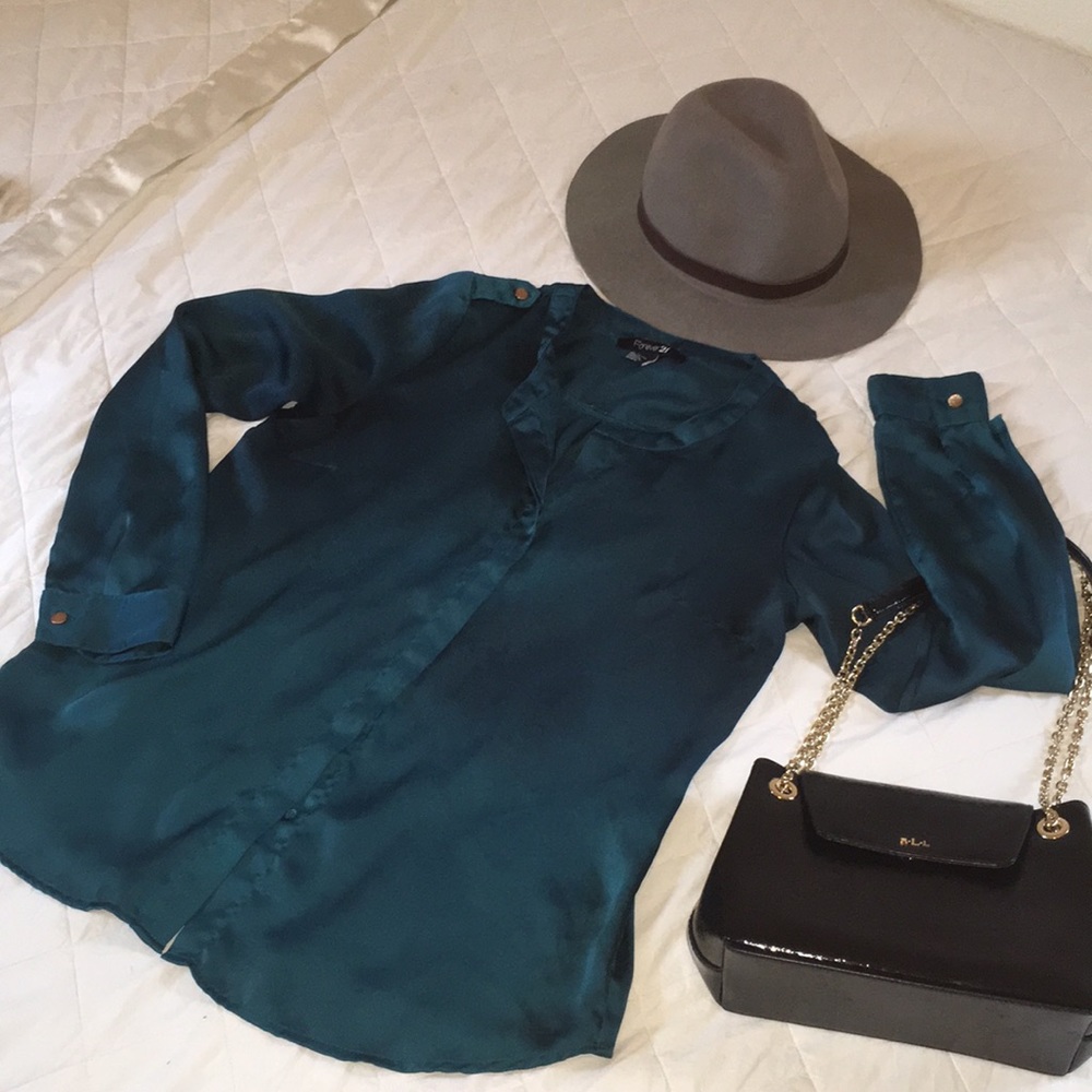 Emeral color silky blouse with gold details 💄